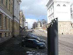 Unioninkatu Senaatintorilta pohjoiseen. Vasemmalla Helsingin yliopiston päärakennus ja Kansalliskirjasto, oikealla Tuomiokirkon kellotapuli ja Pyhän Kolminaisuuden kirkon torni. Kadun päässä Kallion kirkon torni.