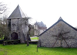 Het neerhof met op de achtergrond de donjon.