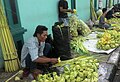 Jadma nganyam janur dados ketupat anggén kaadep sadurung lebaran.