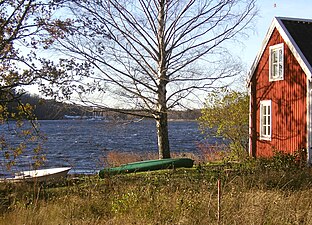 Kyrkviken mot väster vid Kaptensstugan på Hustegaholm.