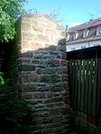 Stadtmauerrest am nordwestlichen Durchgang mit Blick zum Südflügel und Innenhof (heute niedriger)