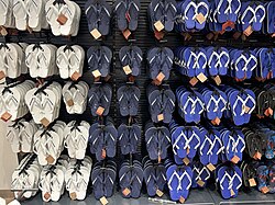 Flipflops in einem Dutyfree-Shop