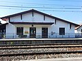 Photographie en couleurs, représentant un bâtiment (gare).