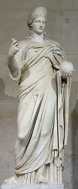 Estatua de Chuno en o Museo d'o Louvre en París.