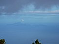 Visualização da ilha do Porto Santo desde as zonas altas da ilha da Madeira em dia soalheiro e de boa visibilidade