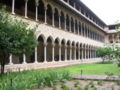 El claustre del monestir amb el jardí de plantes medicinals.