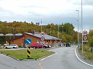 Norsk grensekontrollpunkt på Storskog i Sør-Varanger er det eneste langs landegrensa mot Russland. Europavei 105 krysser stedet. Foto: 2007