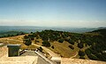 Vue vers l'est sur le Vaucluse ; par temps clair, on aperçoit le mont Ventoux.