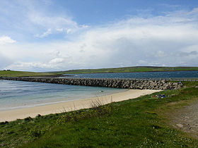 La chaussée Churchill n°3 vue depuis Glimps Holm en direction de Burray avec le pont culminant de l'île au dernier plan.