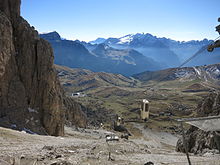 Kabinos felvonó a Langkofel-csorbára (háttérben a Sella-hágó)