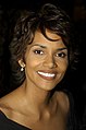 Halle Berry, première personnalité afro-américaine à remporter un oscar pour meilleure actrice pour son rôle dans À l'ombre de la haine en 2002.