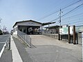 中八木駅。朝は生徒で賑わう。