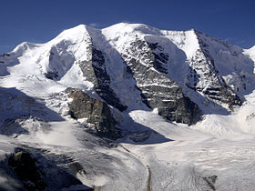 Le piz Spinnas est le troisième sommet en partant de la gauche.