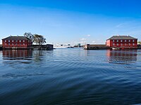 Zicht door de haveningang in de richting van de stad