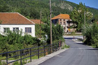 Влезот во селото и мостот над реката Сатеска