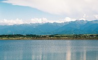 Olt-Stausee mit den Südkarpaten im Hintergrund (nahe der Stadt Avrig)