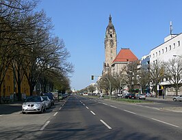 Otto-Suhr-Allee in de richting van Slot Charlottenburg. Rechts het Rathaus Charlottenburg