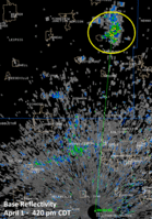 Op deze afbeelding van een weerradar is bovenaan in de gele cirkel een artefact zichtbaar: een reflectie die niet door een bui komt maar door een windturbine.