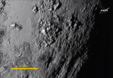 Die Norgay-Berge und ihre Umgebung mit Wright Mons, einem der wahrscheinlichen Eisvulkane (unterhalb der Bildmitte)