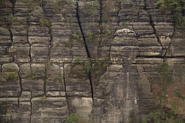 Der Blick vom Winterstein zeigt die schichtförmig liegenden Sedimente deutlich.