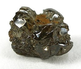 1. Een ruwe klomp, met zowel (voor sieraden bruikbaar) diamantmateriaal, het minder hoogwaardige boort, en andere mineralen en gesteente.