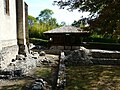 Collatéral de l’église, recouvrant une section de la galerie 7. Au fond, le complexe thermal, où un toit protège la piscine.