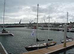 Le Pen-Duick II et le Pen-Duick V au mouillage en 2008 dans le port du château