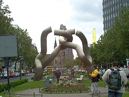 De sculptuur Berlin op de middenberm van de Tauentzienstraße