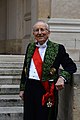 Photographie couleur d'un homme vêtu de l'habit de l'Académie des sciences morales et politiques.