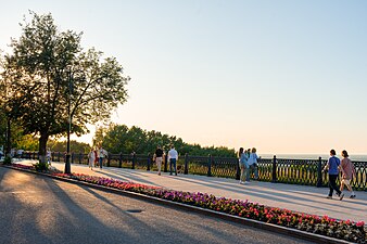 Верхне-Волжская набережная летом