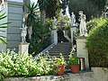 Treppe zum Garten mit vier Statuen olympischer Götter: Artemis, Hermes, Apollon, Aphrodite (von links)