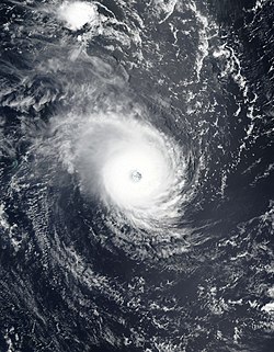 Freddy à l'un de ses pics le 19 février au nord-est de Rodrigues.