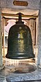 Grosse cloche offerte au temple par Singapour en 2000.