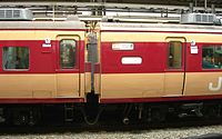 客室窓の比較 クハ189-504（改造車）右 モハ183-1044（標準車）左