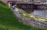 Recentoren en fundament van walmuur, beer en aansluitende lunet