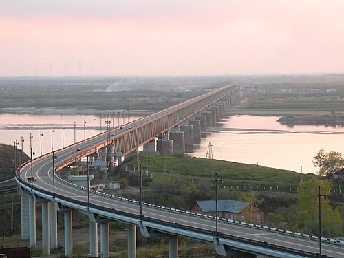 Sasak Khabarovsk meuntasan Walungan Amur, Rusia.