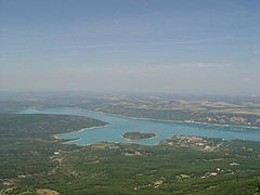 Le lac de Sainte-Croix entre le Var et les Alpes-de-Haute-Provence.