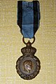 Médaille de Sainte-Hélène avec ruban de l'ordre militaire de Virtuti Militari.