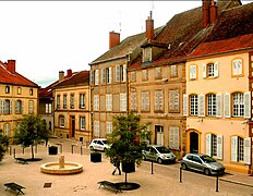 Place Lamartine et ses hôtels particuliers du XVIIIe siècle (familles Villedey de Faule, Arthuys de Charnisay, Cinquin-Lassarat des Murgers, de Guillermin).