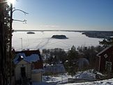 Pispala, një lagje e Tampere me Liqenit Pyhäjärvi në sfond