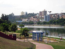 Vista do Lago do Taboão, principal cartão postal da cidade.