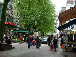 Stora affärsgatan Ottenser Hauptstrasse i stadsdelen Ottensen