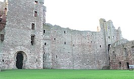 Tantallon Castle, binnenplaats. Aan de rechterzijde staat de ruïne van de Douglas Tower