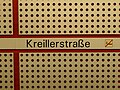 Stationsname an den Hintergleiswänden