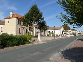 Hoofdstraat, met links het gemeentehuis