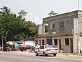 Mosquée et taxi à Port-gentil.