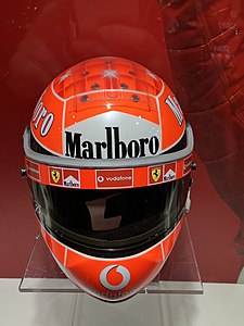 Ferrari muzeyidagi Marlboro logotipi tushirilgan Schuberth shlemi.