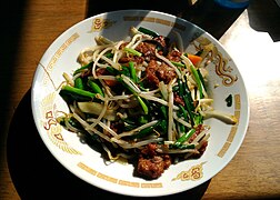 Stir-fried liver and garlic chives