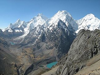 Die Cordillera Huayhuash mit dem Siula Grande (2. von rechts) und dem Yerupajá (links daneben)