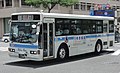 市内線用の車両。前乗り後降り運賃前払い方式の市内線用車両はこの色となっている。